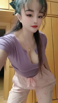 胸大肤白纯天然，身材火辣的小姐姐